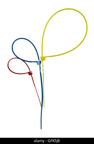 Trois attaches de câble en plastique colorées isolé sur fond blanc Banque D'Images