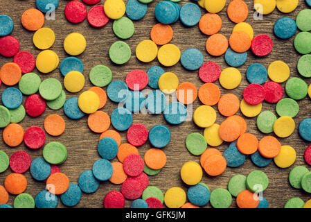 Party background avec confettis colorés sur la surface en bois brun Banque D'Images