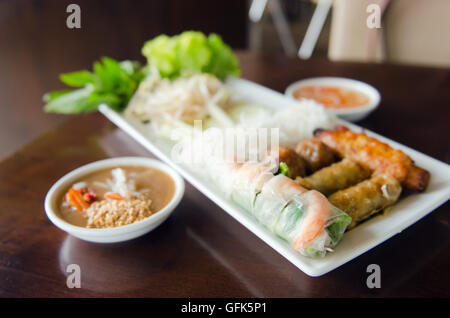 Rouleau de printemps servi avec du porc, crevettes frites au sucre de canne et soupe de légumes (Thai célèbre) Banque D'Images