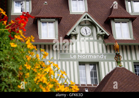 Close up détails façade de l'hôtel de luxe célèbre Le Normandy Barrière à Deauville, France Banque D'Images