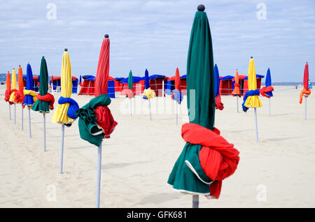 Parasols colorés sur la célèbre plage de Deauville en France Banque D'Images