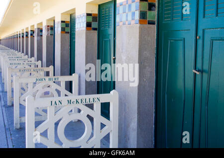 Portes à la plage cabines à Deauville et de décorations avec des noms d'acteurs célèbres qui ont visité cette célèbre station Banque D'Images