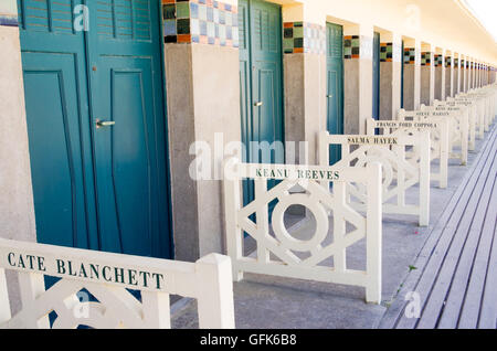 Portes à la plage cabines à Deauville et de décorations avec des noms d'acteurs célèbres qui ont visité cette célèbre station Banque D'Images