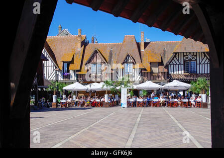 Charmante plaza avec un café en plein air à Deauville, France Banque D'Images
