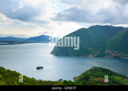 Panorama depuis le lac Isola 'Monte', Italie. Paysage italien. Sur le lac de l'île Banque D'Images