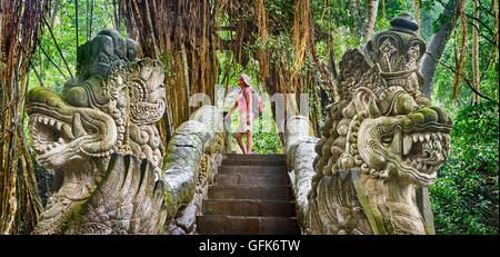 Dragon Bridge dans le singe sacré Sanctuaire, Bali, Indonésie Banque D'Images