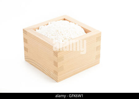 Le riz collant dans le saké japonais appelé tasse blanc fond isolé sur Masu Banque D'Images