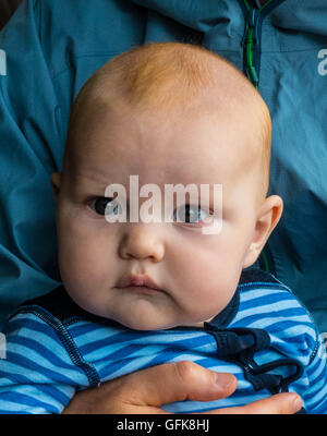 Bébé en costume bleu closeup portrait Banque D'Images