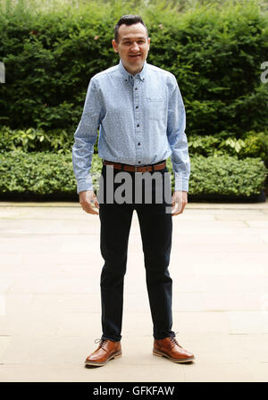 Sous embargo le dimanche 1400 juillet 31 Danny Crosby, lauréat du prix Slimming World's Man of the Year 2016, pose pour des photos après avoir perdu huit pierres en huit mois, lors d'une séance photo à l'hôtel Ritz de Londres. Banque D'Images