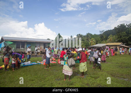 Batuna, Îles Salomon - 28 mai 2015 : Les gens qui achètent et vendent des produits alimentaires sur le marché local dans le village de Batuna. Banque D'Images