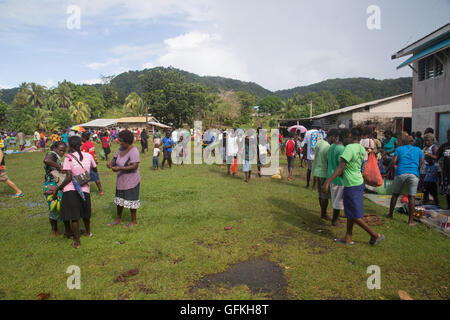 Batuna, Îles Salomon - 28 mai 2015 : Les gens qui achètent et vendent des produits alimentaires sur le marché local dans le village de Batuna. Banque D'Images