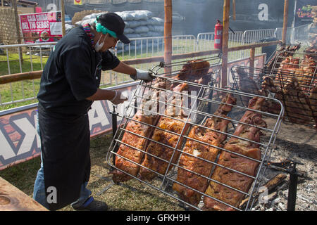 Lima, Pérou - septembre 4, 2015 : Un homme perparing viande Pachamanca lors de l'Assemblée Mistura Food Festival Banque D'Images