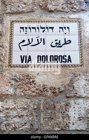 Jérusalem, Israël : le signe de la Via Dolorosa, une rue dans la vieille ville que l'on croit être le chemin que Jésus a marché sur le chemin de sa crucifixion Banque D'Images