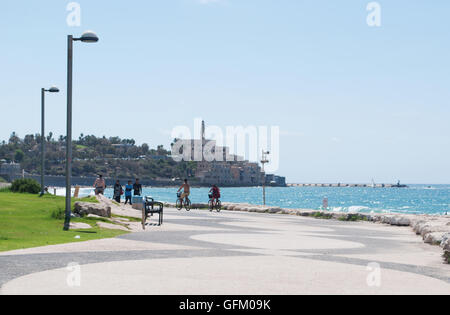 Israël, Moyen Orient : la mer Méditerranée et les toits de la vieille ville de Jaffa vu de la Tayelet, la promenade de Tel Aviv Banque D'Images