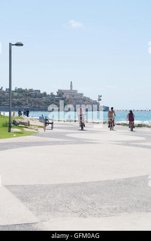 Israël, Moyen Orient : la mer Méditerranée et les toits de la vieille ville de Jaffa vu de la Tayelet, la promenade de Tel Aviv Banque D'Images