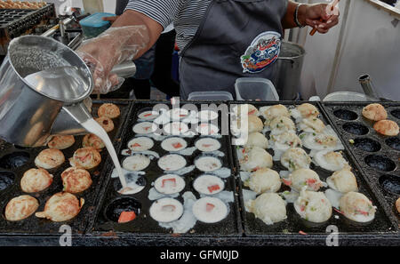 Thaïlande street food vendor préparer Takoyaki Japonais Octopus balles pour la vente. S. E. Asie Thaïlande Banque D'Images