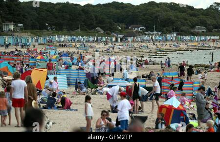 Les gens profiter du temps chaud sur Avon Beach de Mudeford, Dorset. Banque D'Images