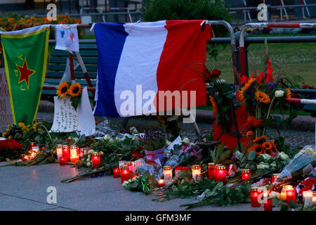 Kerzen und Blumen- und Trauer - Solidaritaetsbekundungen franzoesischen vor der Botschaft nach dem Terroranschlag in Nizza, Pari Banque D'Images