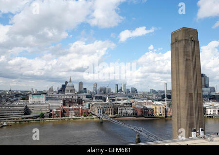 Vue sur la Tamise vers la Cathédrale St Paul à partir de la nouvelle extension de la Tate Modern Construction de South London UK KATHY DEWITT Banque D'Images