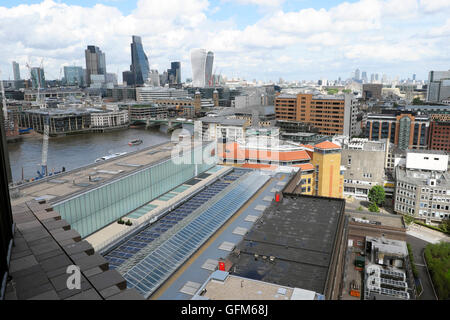 Des panneaux solaires sur le toit de la Tate Modern Art Gallery et financial district vu de l'Extension Londres Tate KATHY DEWITT Banque D'Images