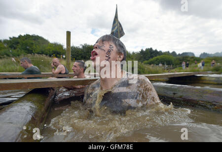 Un concurrent se dégage de l'underwater tunnels pendant dur l'ortie Warrior 2016 à South tonne Farm dans le Staffordshire. Banque D'Images