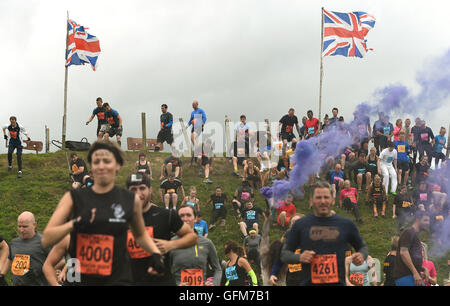 Les concurrents partent au début de l'ortie Tough Guy Warrior 2016 à South tonne Farm dans le Staffordshire. Banque D'Images