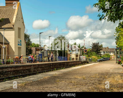 Les passagers d'attendre un Premier Grand Train de l'Ouest pour arriver à destination de la station assez Topsham Exeter le long de l'avocette ligne. Banque D'Images