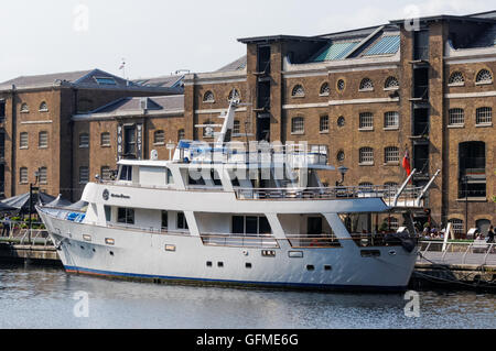 Au quai nord West India Quay, Canary Wharf, London England Royaume-Uni UK Banque D'Images