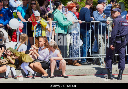 Les spectateurs et les policiers regardant 9 Mai Fête de la Victoire 2016 parade Sébastopol Crimée Banque D'Images