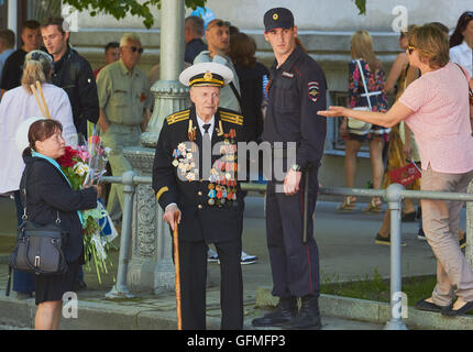 Officier de marine âgées médailles affichant sur son uniforme au 9 mai victoire Day Parade Sebastopol Crimée Banque D'Images