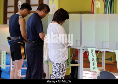 Tokyo, Japon. 31 juillet, 2016. Les électeurs de remplir les bulletins de vote dans l'élection au poste de gouverneur de Tokyo à un bureau de scrutin à Tokyo le dimanche, Juillet 31, 2016. 21 candidats se disputent le Gouverneur de Tokyo, siège de l'ancien gouverneur Yoichi Masuzoe a démissionné de son poste pour son argent scandale. © Yoshio Tsunoda/AFLO/Alamy Live News Banque D'Images