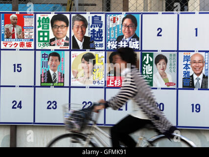 Tokyo, Japon. 31 juillet, 2016. Un cycliste passe avant que les candidats à l'élection du conseil de gouverneurs de Tokyo à un bureau de scrutin à Tokyo le dimanche 31 juillet, 2016. 21 candidats se disputent le Gouverneur de Tokyo, siège de l'ancien gouverneur Yoichi Masuzoe a démissionné de son poste pour son argent scandale. © Yoshio Tsunoda/AFLO/Alamy Live News Banque D'Images