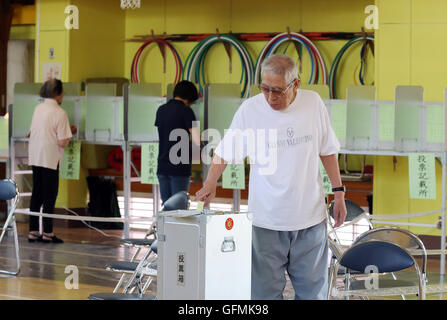 Tokyo, Japon. 31 juillet, 2016. L'électeur vote dans l'élection au poste de gouverneur de Tokyo à un bureau de scrutin à Tokyo le dimanche, Juillet 31, 2016. 21 candidats se disputent le Gouverneur de Tokyo, siège de l'ancien gouverneur Yoichi Masuzoe a démissionné de son poste pour son argent scandale. © Yoshio Tsunoda/AFLO/Alamy Live News Banque D'Images