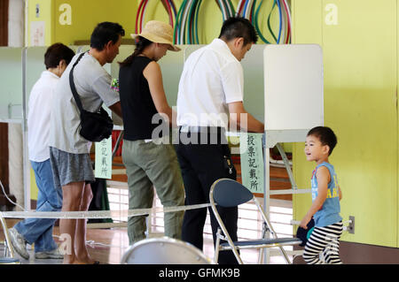 Tokyo, Japon. 31 juillet, 2016. Les électeurs de remplir les bulletins de vote dans l'élection au poste de gouverneur de Tokyo à un bureau de scrutin à Tokyo le dimanche, Juillet 31, 2016. 21 candidats se disputent le Gouverneur de Tokyo, siège de l'ancien gouverneur Yoichi Masuzoe a démissionné de son poste pour son argent scandale. © Yoshio Tsunoda/AFLO/Alamy Live News Banque D'Images