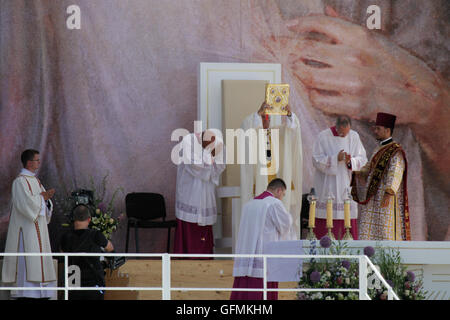 La Pologne, damnak. Le 31 juillet 2016. Le pape François présente les évangiles à la congrégation. Plus de 1,6 millions de pèlerins du monde entier sont venus à la dernière messe de la Journée mondiale de la Jeunesse 2016 au Campus Misericordiae .et de célébrer cette messe avec le Pape François. À la fin de la messe, le Panama a été annoncée comme hôte pour la prochaine Journée mondiale de la jeunesse en 2019. Crédit : Michael Debets/Alamy Live News Banque D'Images