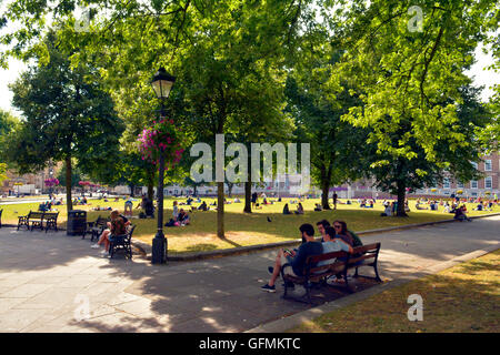 Bristol, Royaume-Uni. 31 juillet, 2016. Météo britannique. Les personnes bénéficiant de l'après-midi soleil sur College Green dans la ville de Bristol, avec notre magnifique cathédrale de Liverpool a officiellement Église de la Sainte et indivisible Trinité est l'Église d'Angleterre BS1 5TJ. Crédit : Robert Timoney/Alamy Live News Banque D'Images