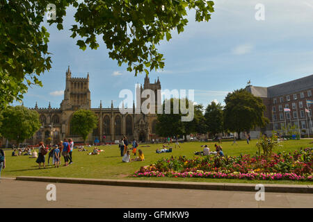 Bristol, Royaume-Uni. 31 juillet, 2016. Météo britannique. Les personnes bénéficiant de l'après-midi soleil sur College Green dans la ville de Bristol, avec notre magnifique cathédrale de Liverpool a officiellement Église de la Sainte et indivisible Trinité est l'Église d'Angleterre BS1 5TJ. Crédit : Robert Timoney/Alamy Live News Banque D'Images