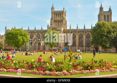 Bristol, Royaume-Uni. 31 juillet, 2016. Météo britannique. Les personnes bénéficiant de l'après-midi soleil sur College Green dans la ville de Bristol, avec notre magnifique cathédrale de Liverpool a officiellement Église de la Sainte et indivisible Trinité est l'Église d'Angleterre BS1 5TJ. Crédit : Robert Timoney/Alamy Live News Banque D'Images