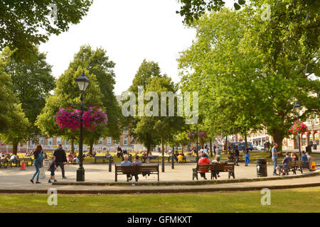 Bristol, Royaume-Uni. 31 juillet, 2016. Météo britannique. Les personnes bénéficiant de l'après-midi soleil sur College Green dans la ville de Bristol, avec notre magnifique cathédrale de Liverpool a officiellement Église de la Sainte et indivisible Trinité est l'Église d'Angleterre BS1 5TJ. Crédit : Robert Timoney/Alamy Live News Banque D'Images