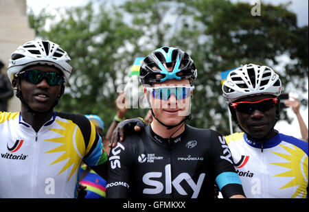 Le centre de Londres, Royaume-Uni, le 31 juillet 2016. Londres - Surrey Classic. Chris Froome de l'équipe Sky pose pour des photos avec les membres de l'équipe de Rwanda en avant de la London - Surrey Classic pro race, de 150 des meilleurs cyclistes pro concurrence dans le Prudential RideLondon-Surrey Classic, les pays les plus riches du monde de course d'une journée dans le cadre de la Prudential RideLondon Festival de week-end à vélo. Dimanche 31 Juillet, 2016. @ David Partridge / Alamy Live News Banque D'Images