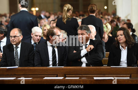 Munich, Allemagne. 31 juillet, 2016. Le ministre allemand de l'Agriculture Christian Schmidt (CSU, l-r), ministre des Transports et de l'infrastructure numérique, Alexander Dobrindt (CSU), Vice-chancelier allemand Sigmar Gabriel et ministre du Travail et des affaires sociales Andrea Nahles (SPD) sont présents à la Frauenkirche de Munich, Allemagne, 31 juillet 2016. Un service œcuménique est organisé pour les victimes de la prise de vue de Munich. Photo : ANGELIKA WARMUTH/DPA/Alamy Live News Banque D'Images