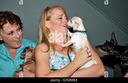 Shubert Alley, New York, New York. 30 juillet, 2016. 'Wicked' acteurs Judy Kaye et Carrie St. Louis obtenir plein de bisous et de l'affection de la amis en adoption à l'écorce de Broadway. Banque D'Images