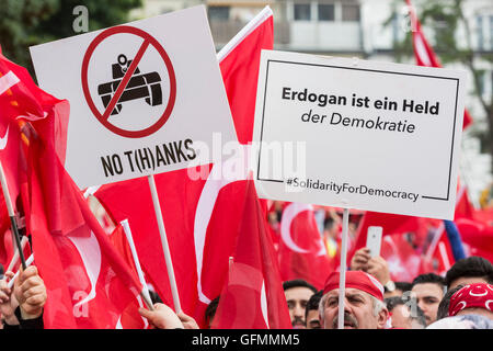 Cologne, Allemagne. 31 juillet, 2016. Les manifestants pro-assister à la démonstration d'Erdogan suite à l'échec de l'coup d'État militaire en Turquie pour montrer leur soutien. Environ 30 000 manifestants attendus de la police de l'emplacement à Deutzer Werft à Cologne. Credit : Bettina Strenske/Alamy Live News Banque D'Images