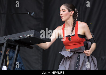 Chicago, Illinois, USA. 30 juillet, 2016. CAROLINE POLACHEK de Télésiège effectue en direct lors du Festival de musique Lollapalooza au Grant Park de Chicago, Illinois © Daniel DeSlover/ZUMA/Alamy Fil Live News Banque D'Images