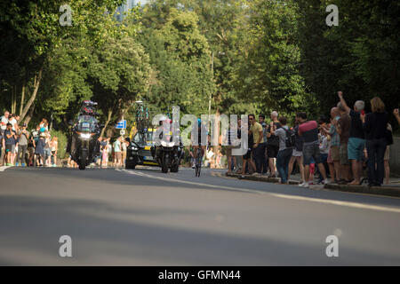 Wimbledon Hill, Londres, Royaume-Uni. Le 31 juillet 2016. La London Surrey Classic professional road Race atteint la dernière montée de la journée à Wimbledon Hill à 16 kilomètres de la ligne d'arrivée sur le centre commercial. Geraint Thomas de l'équipe Sky mène à Wimbledon. Credit : sportsimages/Alamy Live News. Banque D'Images