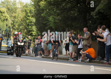 Wimbledon Hill, Londres, Royaume-Uni. Le 31 juillet 2016. La London Surrey Classic professional road Race atteint la dernière montée de la journée à Wimbledon Hill à 16 kilomètres de la ligne d'arrivée sur le centre commercial. Geraint Thomas de l'équipe Sky mène à Wimbledon. Credit : sportsimages/Alamy Live News. Banque D'Images