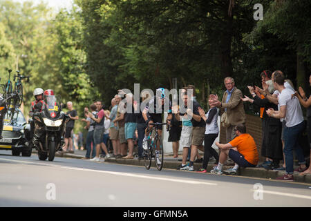 Wimbledon Hill, Londres, Royaume-Uni. Le 31 juillet 2016. La London Surrey Classic professional road Race atteint la dernière montée de la journée à Wimbledon Hill à 16 kilomètres de la ligne d'arrivée sur le centre commercial. Geraint Thomas de l'équipe Sky mène à Wimbledon. Credit : sportsimages/Alamy Live News. Banque D'Images