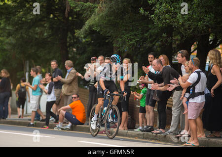 Wimbledon Hill, Londres, Royaume-Uni. Le 31 juillet 2016. La London Surrey Classic professional road Race atteint la dernière montée de la journée à Wimbledon Hill à 16 kilomètres de la ligne d'arrivée sur le centre commercial. Geraint Thomas de l'équipe Sky mène à Wimbledon. Credit : sportsimages/Alamy Live News. Banque D'Images