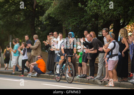 Wimbledon Hill, Londres, Royaume-Uni. Le 31 juillet 2016. La London Surrey Classic professional road Race atteint la dernière montée de la journée à Wimbledon Hill à 16 kilomètres de la ligne d'arrivée sur le centre commercial. Geraint Thomas de l'équipe Sky mène à Wimbledon. Credit : sportsimages/Alamy Live News. Banque D'Images