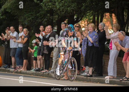 Wimbledon Hill, Londres, Royaume-Uni. Le 31 juillet 2016. La London Surrey Classic professional road Race atteint la dernière montée de la journée à Wimbledon Hill à 16 kilomètres de la ligne d'arrivée sur le centre commercial. Geraint Thomas de l'équipe Sky mène à Wimbledon. Credit : sportsimages/Alamy Live News. Banque D'Images